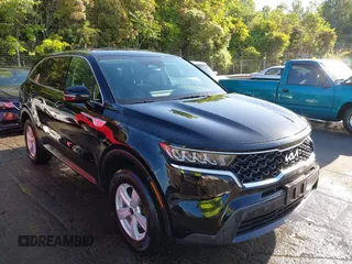 2023 Kia Sorento LX z VIN 5XYRGDLC3PG209429, wystawiony jako IAAI lot #42117416 z przebiegiem 14 096 mil mil oraz . Historia ofert i sprzedaży dostępna na DreamBid. Obrazek 1.