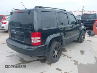 2009 Jeep Liberty Sport z VIN 1J8GP28K49W527859, wystawiony jako IAAI lot #42303957 z przebiegiem 288 873 mil mil oraz . Historia ofert i sprzedaży dostępna na DreamBid. Obrazek 4.