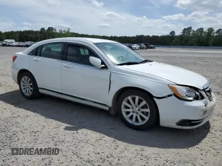 2014 Chrysler 200 Touring z VIN 1C3CCBBG6EN119714, wystawiony jako Copart lot #54020705 z przebiegiem 202 443 mil mil oraz Szkoda całkowita • Salvage title. Historia ofert i sprzedaży dostępna na DreamBid. Obrazek 4.