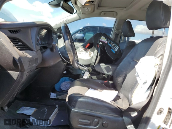 2019 Toyota Sienna SE z VIN 5TDXZ3DCXKS965992, wystawiony jako Copart lot #48266905 z przebiegiem 133 395 mil mil oraz Szkoda całkowita • Salvage title. Historia ofert i sprzedaży dostępna na DreamBid. Obrazek 7.