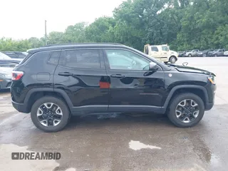 2018 Jeep Compass Trailhawk z VIN 3C4NJDDB1JT264032, wystawiony jako IAAI lot #42524893 z przebiegiem 96 399 mil mil oraz . Historia ofert i sprzedaży dostępna na DreamBid. Obrazek 13.