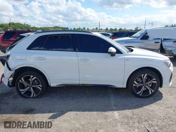 2024 Audi Q3 S line Premium Plus z VIN WA1EECF39R1136414, wystawiony jako IAAI lot #41676419 z przebiegiem 7824 mil mil oraz . Historia ofert i sprzedaży dostępna na DreamBid. Obrazek 14.