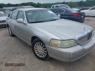2003 Lincoln Town Car Signature z VIN 1LNHM82W13Y694724, wystawiony jako IAAI lot #42146279 z przebiegiem 208 903 mil mil oraz . Historia ofert i sprzedaży dostępna na DreamBid. Obrazek 1.