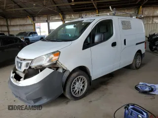 2015 Nissan NV200 S z VIN 3N6CM0KN3FK734138, wystawiony jako Copart lot #51632395 z przebiegiem 242 247 mil mil oraz Czysty tytuł • Clean title. Historia ofert i sprzedaży dostępna na DreamBid. Obrazek 1.