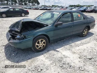 1998 Toyota Camry LE z VIN 4T1BG22KXWU228972, wystawiony jako Copart lot #54820825 z przebiegiem Nie podano mil oraz Szkoda całkowita • Salvage title. Historia ofert i sprzedaży dostępna na DreamBid. Obrazek 1.
