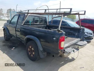 1999 Nissan Frontier XE z VIN 1N6ED26Y5XC321492, wystawiony jako IAAI lot #42116307 z przebiegiem 446 841 mil mil oraz . Historia ofert i sprzedaży dostępna na DreamBid. Obrazek 3.