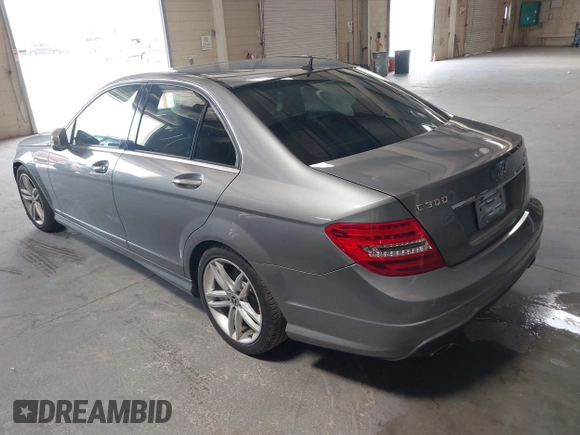2012 Mercedes-Benz C 300 Sport z VIN WDDGF8BB2CR226900, wystawiony jako IAAI lot #42281921 z przebiegiem 186 173 mil mil oraz . Historia ofert i sprzedaży dostępna na DreamBid. Obrazek 3.