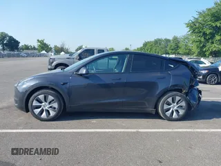 2024 Tesla Model Y Long Range z VIN 7SAYGDEEXRA263444, wystawiony jako IAAI lot #40199252 z przebiegiem 9 540 mil mil oraz . Historia ofert i sprzedaży dostępna na DreamBid. Obrazek 14.