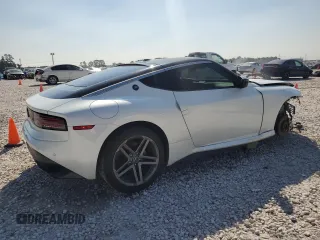 2023 Nissan Z Sport z VIN JN1BZ4AH8PM311031, wystawiony jako Copart lot #71440734 z przebiegiem 32 101 mil mil oraz Szkody całkowita. Historia ofert i sprzedaży dostępna na DreamBid. Obrazek 3.