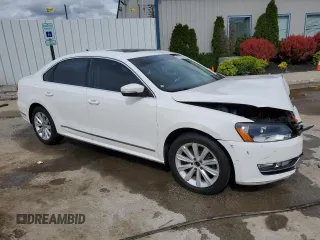 2013 Volkswagen Passat SEL Premium z VIN 1VWCH7A30DC039521, wystawiony jako Copart lot #56795935 z przebiegiem 127 052 mil mil oraz Nie do naprawy • Non repairable. Historia ofert i sprzedaży dostępna na DreamBid. Obrazek 4.