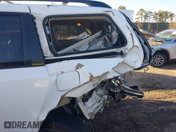 2014 Toyota Sienna SE with VIN 5TDXK3DC1ES503751, listed as a IAAI auction lot 41709975 with 229,771 mi miles and . Bid and sale history available at DreamBid. Image 6.