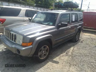 2007 Jeep Commander Sport z VIN 1J8HG48K67C685375, wystawiony jako IAAI lot #41677992 z przebiegiem 254 243 mil mil oraz . Historia ofert i sprzedaży dostępna na DreamBid. Obrazek 2.