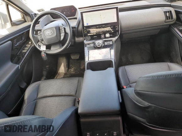 2023 Toyota bZ4X XLE z VIN JTMABABA6PA000521, wystawiony jako Copart lot #54228805 z przebiegiem 25 113 mil mil oraz Czysty tytuł • Clean title. Historia ofert i sprzedaży dostępna na DreamBid. Obrazek 8.