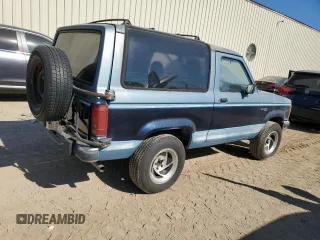 1990 Ford Bronco z VIN 1FMCU12T2LUA31399, wystawiony jako Copart lot #77099614 z przebiegiem 85 663 mil mil oraz Szkoda całkowita • Salvage title. Historia ofert i sprzedaży dostępna na DreamBid. Obrazek 3.
