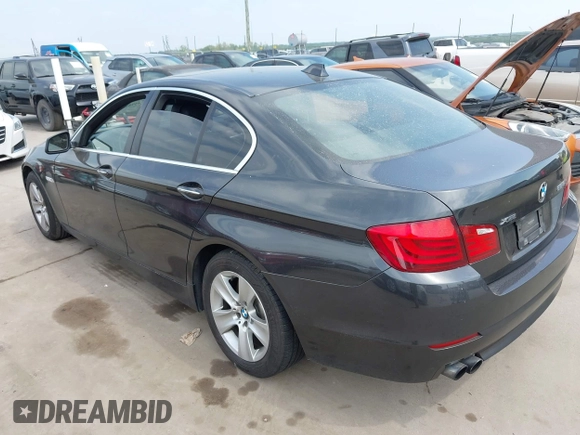 2013 BMW 5 Series 528i xDrive z VIN WBAXH5C55DD109674, wystawiony jako IAAI lot #41944084 z przebiegiem 132 074 mil mil oraz . Historia ofert i sprzedaży dostępna na DreamBid. Obrazek 3.