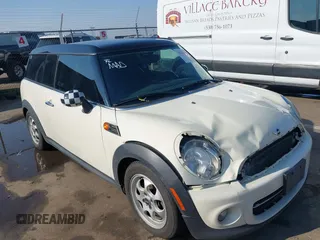 2014 MINI Clubman z VIN WMWZF3C54ET493361, wystawiony jako IAAI lot #41467257 z przebiegiem 162 214 mil mil oraz . Historia ofert i sprzedaży dostępna na DreamBid. Obrazek 1.