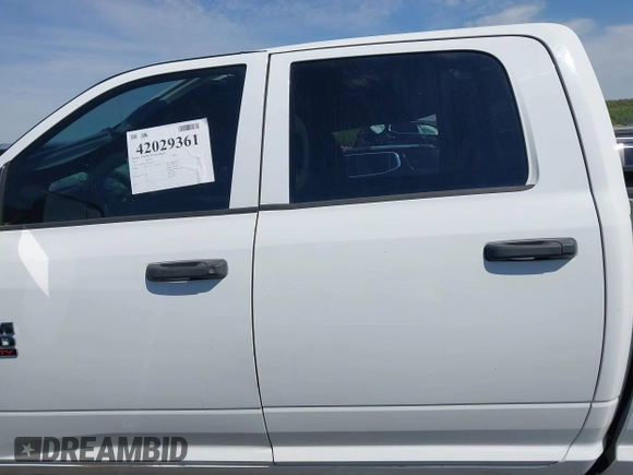 2013 Ram 2500 Tradesman z VIN 3C6UR5CL4DG529793, wystawiony jako IAAI lot #42029361 z przebiegiem 205 066 mil mil oraz . Historia ofert i sprzedaży dostępna na DreamBid. Obrazek 14.