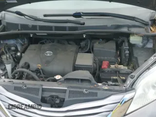 2017 Toyota Sienna XLE z VIN 5TDDZ3DC6HS150071, wystawiony jako IAAI lot #42605947 z przebiegiem 80 805 mil mil oraz . Historia ofert i sprzedaży dostępna na DreamBid. Obrazek 19.