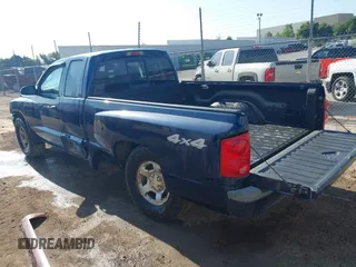 2005 Dodge Dakota z VIN 1D7HW22N05S254041, wystawiony jako IAAI lot #40369728 z przebiegiem 152 520 mil mil oraz . Historia ofert i sprzedaży dostępna na DreamBid. Obrazek 3.