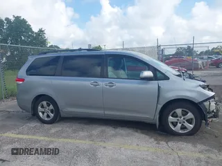 2014 Toyota Sienna LE AAS z VIN 5TDKK3DC8ES448581, wystawiony jako IAAI lot #39942249 z przebiegiem 158 131 mil mil oraz . Historia ofert i sprzedaży dostępna na DreamBid. Obrazek 13.