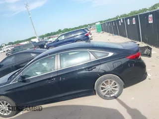 2018 Hyundai Sonata SE z VIN 5NPE24AF1JH700334, wystawiony jako IAAI lot #42261191 z przebiegiem 93 269 mil mil oraz . Historia ofert i sprzedaży dostępna na DreamBid. Obrazek 14.