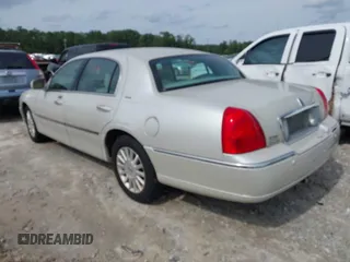 2004 Lincoln Town Car Ultimate z VIN 1LNHM83W64Y683461, wystawiony jako IAAI lot #42393678 z przebiegiem 145 841 mil mil oraz . Historia ofert i sprzedaży dostępna na DreamBid. Obrazek 3.