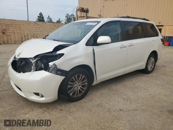 2017 Toyota Sienna XLE Auto Access Seat z VIN 5TDYZ3DC1HS855359, wystawiony jako Copart lot #54170315 z przebiegiem 129 570 mil mil oraz Szkoda całkowita • Salvage title. Historia ofert i sprzedaży dostępna na DreamBid. Obrazek 1.