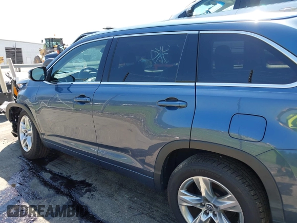 2017 Toyota Highlander Limited z VIN 5TDYZRFH5HS211505, wystawiony jako IAAI lot #42558655 z przebiegiem 127 368 mil mil oraz . Historia ofert i sprzedaży dostępna na DreamBid. Obrazek 14.