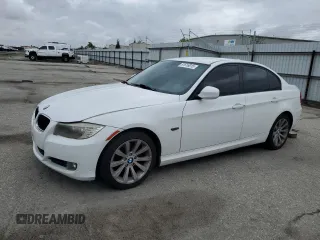 2011 BMW 3 Series 328i z VIN WBAPH5C57BF093236, wystawiony jako Copart lot #51516015 z przebiegiem 116 977 mil mil oraz Czysty tytuł • Clean title. Historia ofert i sprzedaży dostępna na DreamBid. Obrazek 1.