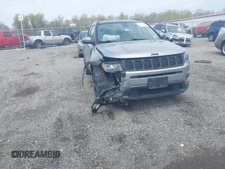 2020 Jeep Compass Altitude z VIN 3C4NJCBB8LT105248, wystawiony jako IAAI lot #42021423 z przebiegiem 93 004 mil mil oraz . Historia ofert i sprzedaży dostępna na DreamBid. Obrazek 6.