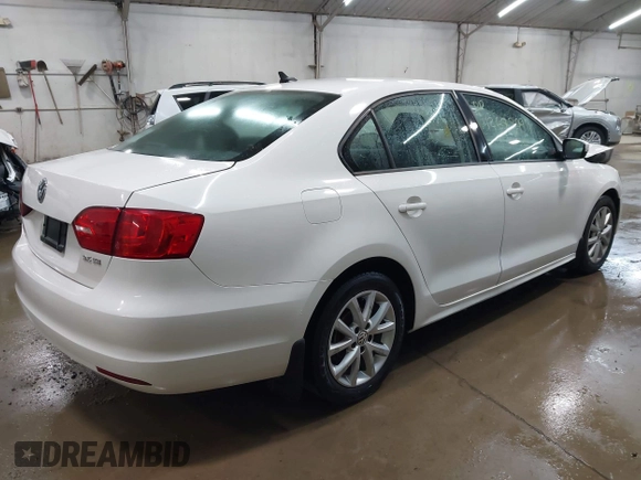 2012 Volkswagen Jetta SE z VIN 3VWDP7AJXCM075722, wystawiony jako IAAI lot #42688997 z przebiegiem 121 348 mil mil oraz . Historia ofert i sprzedaży dostępna na DreamBid. Obrazek 4.