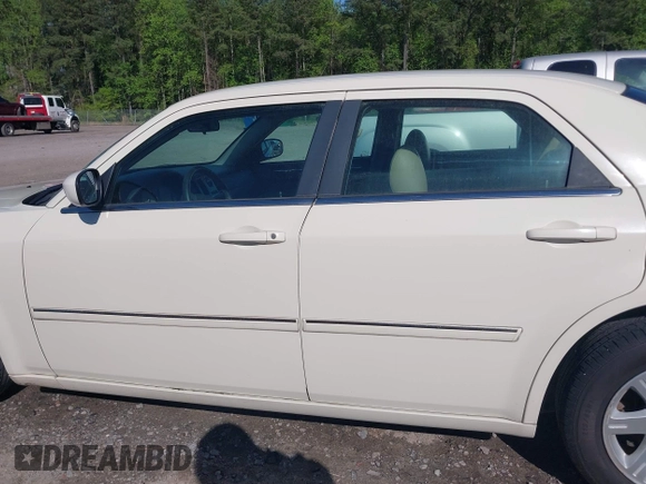 2007 Chrysler 300 Touring z VIN 2C3KA53G17H715729, wystawiony jako IAAI lot #41999282 z przebiegiem 130 444 mil mil oraz . Historia ofert i sprzedaży dostępna na DreamBid. Obrazek 14.