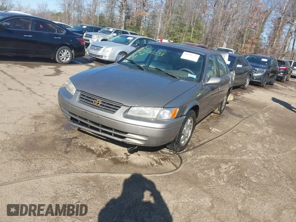 1998 Toyota Camry LE z VIN 4T1BF28K4WU051992, wystawiony jako IAAI lot #41426638 z przebiegiem 166 763 mil mil oraz . Historia ofert i sprzedaży dostępna na DreamBid. Obrazek 18.