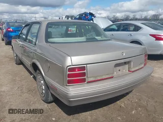 1996 Oldsmobile Cutlass Ciera 1SA VX5 z VIN 1G3AJ55MXT6328733, wystawiony jako IAAI lot #41972783 z przebiegiem 182 525 mil mil oraz . Historia ofert i sprzedaży dostępna na DreamBid. Obrazek 3.