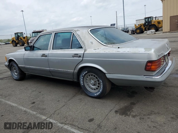 1985 Mercedes-Benz 380 z VIN WDBCA32C1FA105232, wystawiony jako Copart lot #55124875 z przebiegiem 150 676 mil mil oraz Czysty tytuł • Clean title. Historia ofert i sprzedaży dostępna na DreamBid. Obrazek 2.