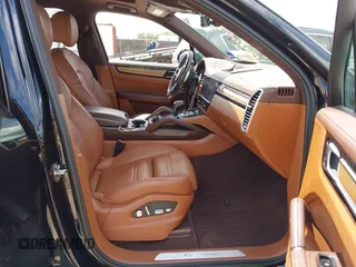 2019 Porsche Cayenne z VIN WP1AA2AY3KDA03664, wystawiony jako IAAI lot #42210870 z przebiegiem 66 296 mil mil oraz . Historia ofert i sprzedaży dostępna na DreamBid. Obrazek 5.