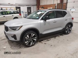 2024 Volvo XC40 Plus Dark Theme с VIN YV4L12UL0R2366601, выставлен на аукционе IAAI как лот 42206699 с пробегом 14 701 миль миль и . История ставок и продаж доступна на DreamBid. Изображение 2.