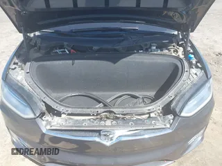 2016 Tesla Model X 70D z VIN 5YJXCAE27GF002541, wystawiony jako IAAI lot #41957228 z przebiegiem 77 199 mil mil oraz . Historia ofert i sprzedaży dostępna na DreamBid. Obrazek 10.