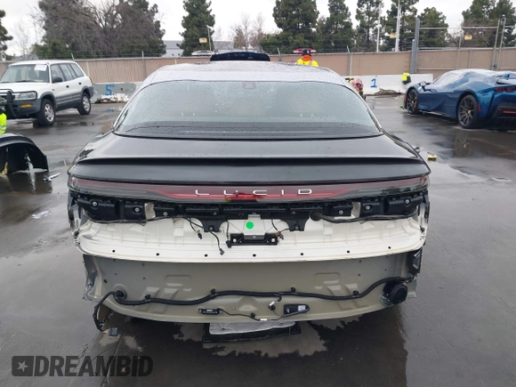2023 Lucid Air Grand Touring z VIN 50EA1GBA3PA001806, wystawiony jako IAAI lot #41713303 z przebiegiem 6367 mil mil oraz . Historia ofert i sprzedaży dostępna na DreamBid. Obrazek 17.