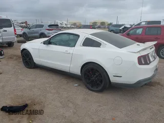 2012 Ford Mustang Premium z VIN 1ZVBP8AM6C5211096, wystawiony jako IAAI lot #41871346 z przebiegiem 236 649 mil mil oraz . Historia ofert i sprzedaży dostępna na DreamBid. Obrazek 3.