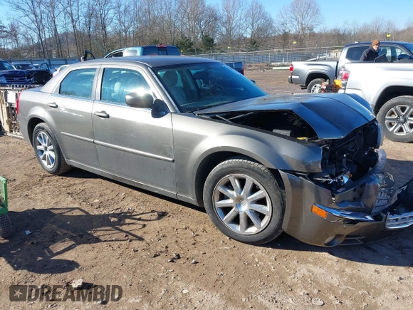 2008 Chrysler 300 z VIN 2C3LA33G58H115466, wystawiony jako IAAI lot #41353662 z przebiegiem 111 489 mil mil oraz . Historia ofert i sprzedaży dostępna na DreamBid. Obrazek 1.