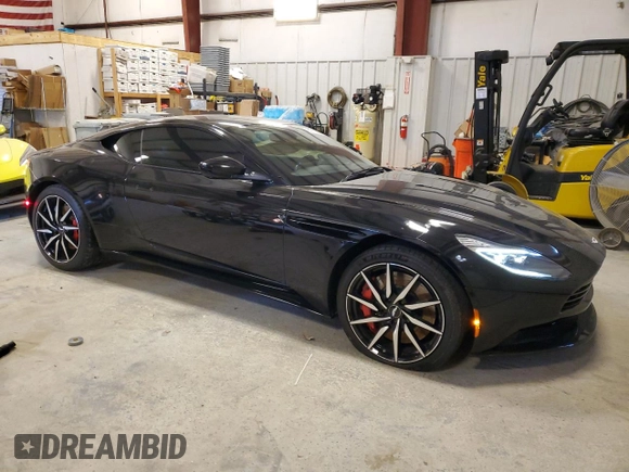2018 Aston Martin DB11 z VIN SCFRMFAV6JGL03707, wystawiony jako Copart lot #81757644 z przebiegiem Nie podano mil oraz Szkody całkowita. Historia ofert i sprzedaży dostępna na DreamBid. Obrazek 4.