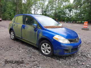2012 Nissan Versa S z VIN 3N1BC1CP1CK235327, wystawiony jako IAAI lot #42477366 z przebiegiem 110 589 mil mil oraz . Historia ofert i sprzedaży dostępna na DreamBid. Obrazek 1.