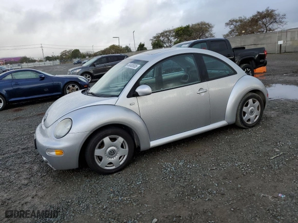 2001 Volkswagen New Beetle GLS with VIN 3VWCK21C01M453168, listed as a Copart auction lot 45480635 with 122,494 mi miles and Salvage Title. Bid and sale history available at carsss.com. Image 1.