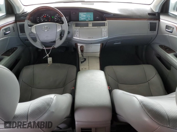 2008 Toyota Avalon XL z VIN 4T1BK36B28U321261, wystawiony jako Copart lot #60431595 z przebiegiem 178 799 mil mil oraz Czysty tytuł • Clean title. Historia ofert i sprzedaży dostępna na DreamBid. Obrazek 8.