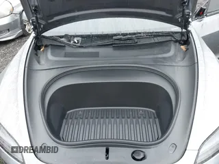 2025 Tesla Model 3 Long Range z VIN 5YJ3E1EA0SF906935, wystawiony jako IAAI lot #41915554 z przebiegiem 1 715 mil mil oraz . Historia ofert i sprzedaży dostępna na DreamBid. Obrazek 10.