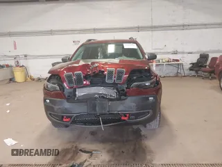 2019 Jeep Cherokee Trailhawk z VIN 1C4PJMBX0KD361981, wystawiony jako IAAI lot #42074093 z przebiegiem 56 989 mil mil oraz . Historia ofert i sprzedaży dostępna na DreamBid. Obrazek 12.