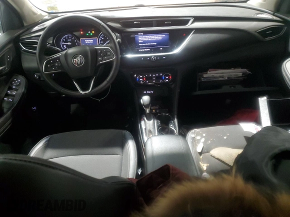 2020 Buick Encore GX Select z VIN KL4MMDSLXLB105930, wystawiony jako Copart lot #57657415 z przebiegiem 69 649 mil mil oraz Czysty tytuł • Clean title. Historia ofert i sprzedaży dostępna na DreamBid. Obrazek 8.