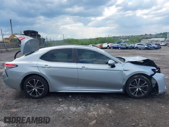 2018 Toyota Camry LE z VIN 4T1B11HK8JU649942, wystawiony jako IAAI lot #42194030 z przebiegiem 54 687 mil mil oraz . Historia ofert i sprzedaży dostępna na DreamBid. Obrazek 13.
