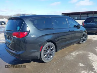 2020 Chrysler Pacifica Touring with VIN 2C4RC1FG8LR150540, listed as a IAAI auction lot 41506101 with 152,046 mi miles and . Bid and sale history available at DreamBid. Image 4.